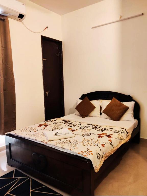 un dormitorio con una cama en una habitación en Villa A58 - Classic bedrooms, en Tirupporūr