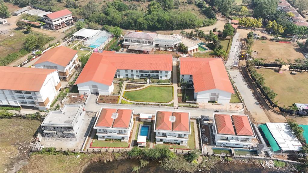 罗纳瓦拉Ovi Resort & Spa的享有红色屋顶建筑的顶部景色