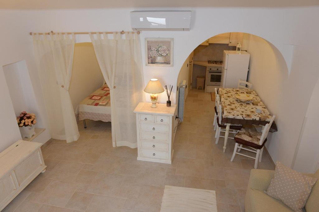 Pokój z sypialnią ze stołem i łóżkiem w obiekcie Trullo Dimora di Giorgia w Alberobello