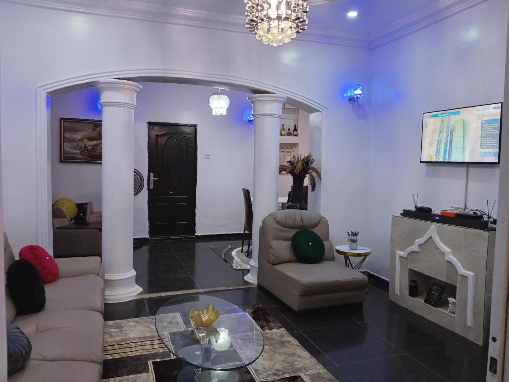 a living room with a couch and a fireplace at Reme's APARTMENT in Mama