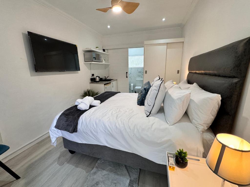 Una cama o camas en una habitación de 55 Albatross Guesthouse