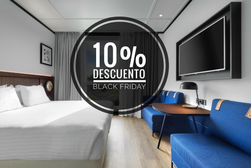 Un pat sau paturi într-o cameră la Hotel Tres Reyes San Sebastián