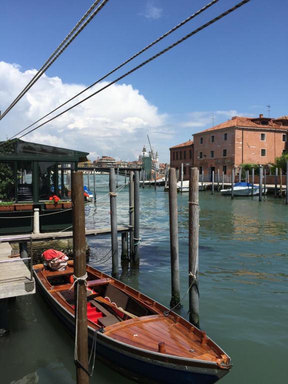 um barco está ancorado numa doca na água em Ca' Delle Erbe em Veneza