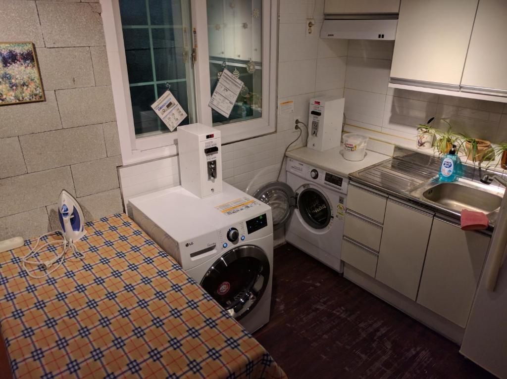 Kuchyň nebo kuchyňský kout v ubytování Backpackers In Yeosu