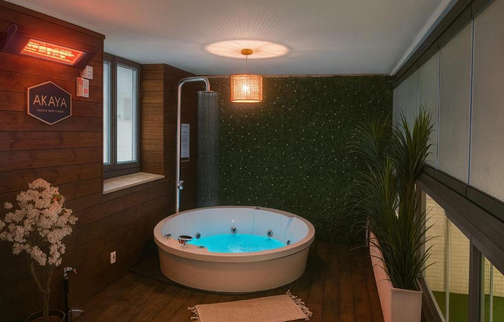 纳哈里亚AKAYA Luxury Apartment אכזיב的一间带浴缸的浴室位于客房中间