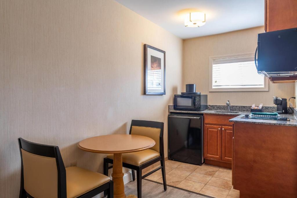 Port Inn and Suites Portsmouth, an Ascend Collection Hotel photo