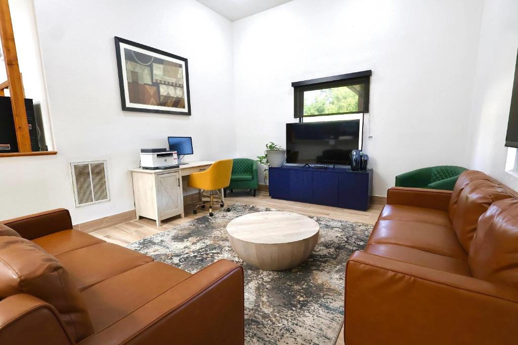 a living room with a couch and a tv at Quality Inn & Suites Circleville in Circleville
