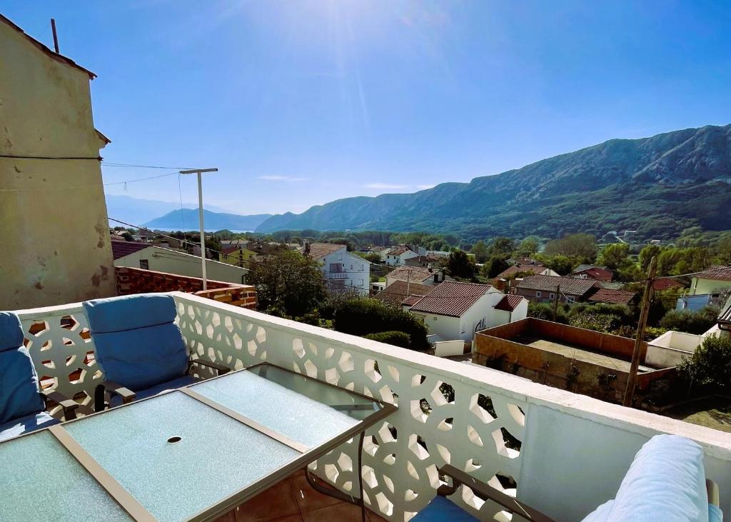 balcone con tavolo, sedie e montagne di Holiday House Baska Hill a Jurandvor