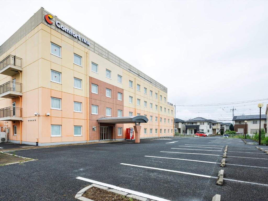 an empty parking lot in front of a hotel at Comfort Inn Sano Fujioka Inter in Sano