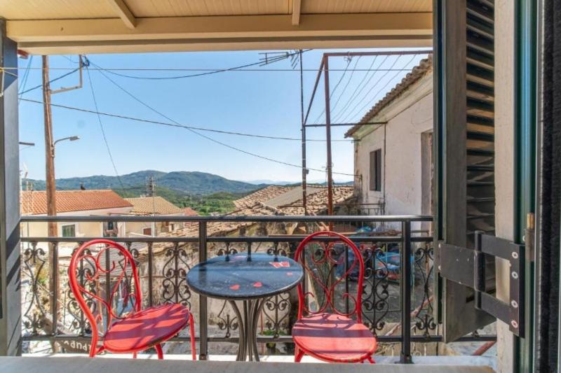 Cảnh núi rừng hoặc tầm nhìn ra núi từ nhà nghỉ dưỡng