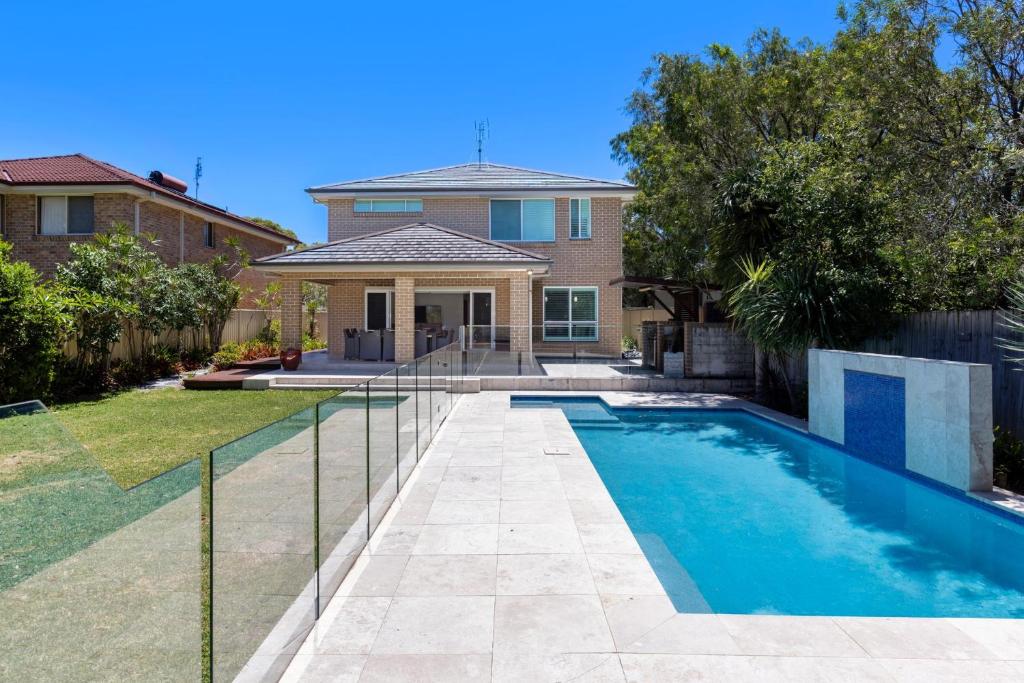 Callala BeachにあるSunkissed Manor - Swimming Pool - 3 Mins to Beachの家の前のプール