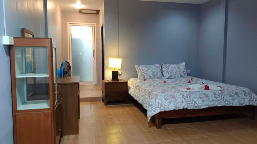 Giường trong phòng chung tại Friend Guesthouse , Kho Lanta