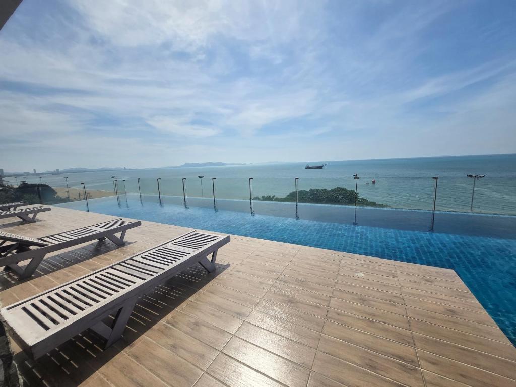 Bazén v ubytování Avatara Beachfront nebo v jeho okolí