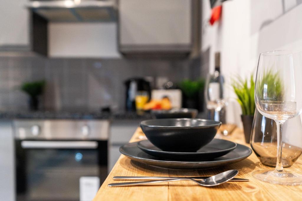Olive Branch Apartments - Stylish Studio & 1 Bed Deluxe Apartments in the Heart of Broomhill - Hosted by Stay Host Save 2