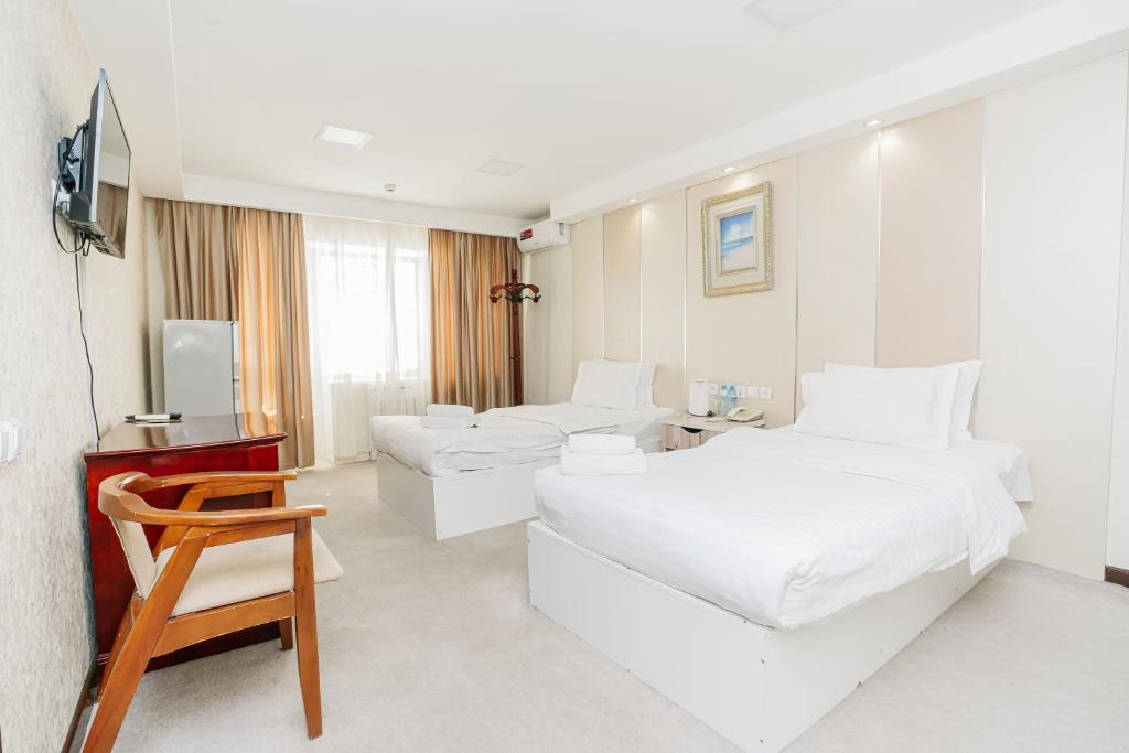 Ένα ή περισσότερα κρεβάτια σε δωμάτιο στο Sayohat Hotel