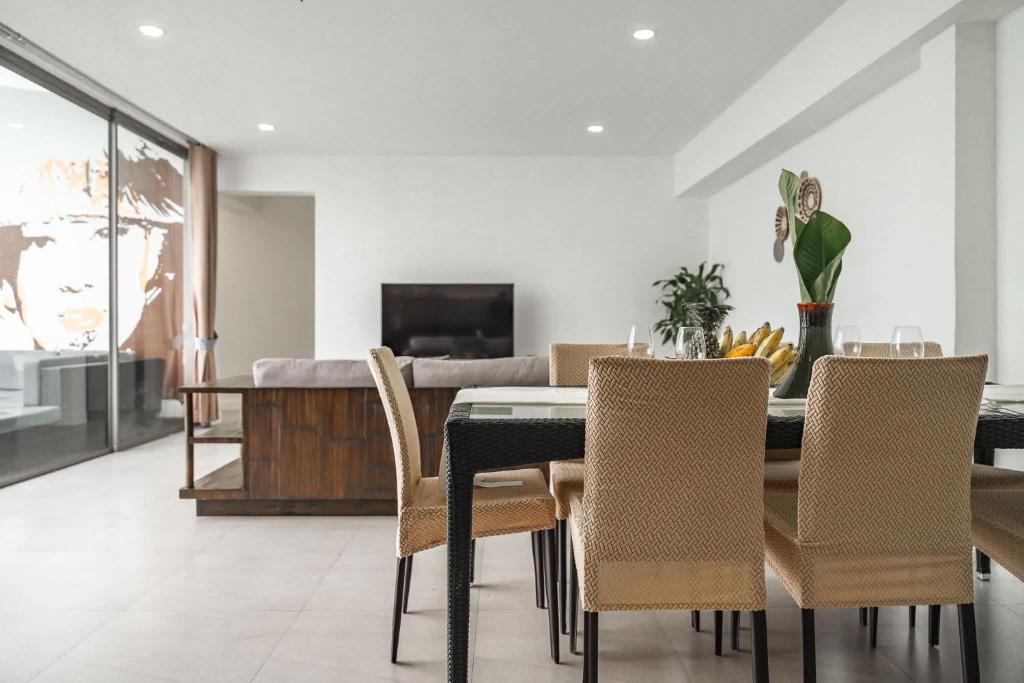 a dining room with a table and chairs at Staylar Seaview Pool Villa Gina Chaweng Noi in Bophut 