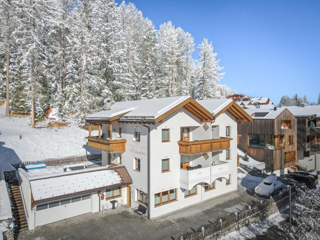 een luchtzicht op een huis in de sneeuw bij Chalet Milandora in La Villa
