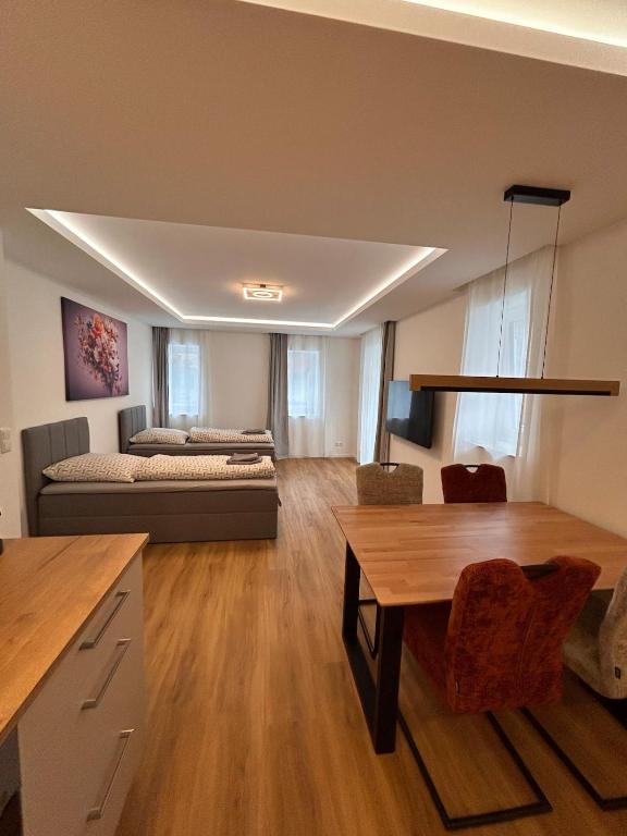 ein Wohnzimmer mit einem Bett und einem Tisch in der Unterkunft Klein Höpper in Albertshofen