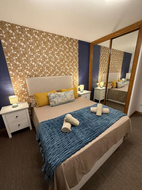 Un dormitorio con una cama con dos toallas encima. en El Pasaje Apartamento, en Oviedo