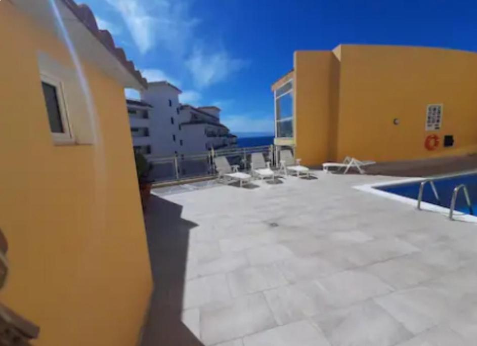un edificio con patio y piscina en La Perla Ocean View, en Puerto de Santiago