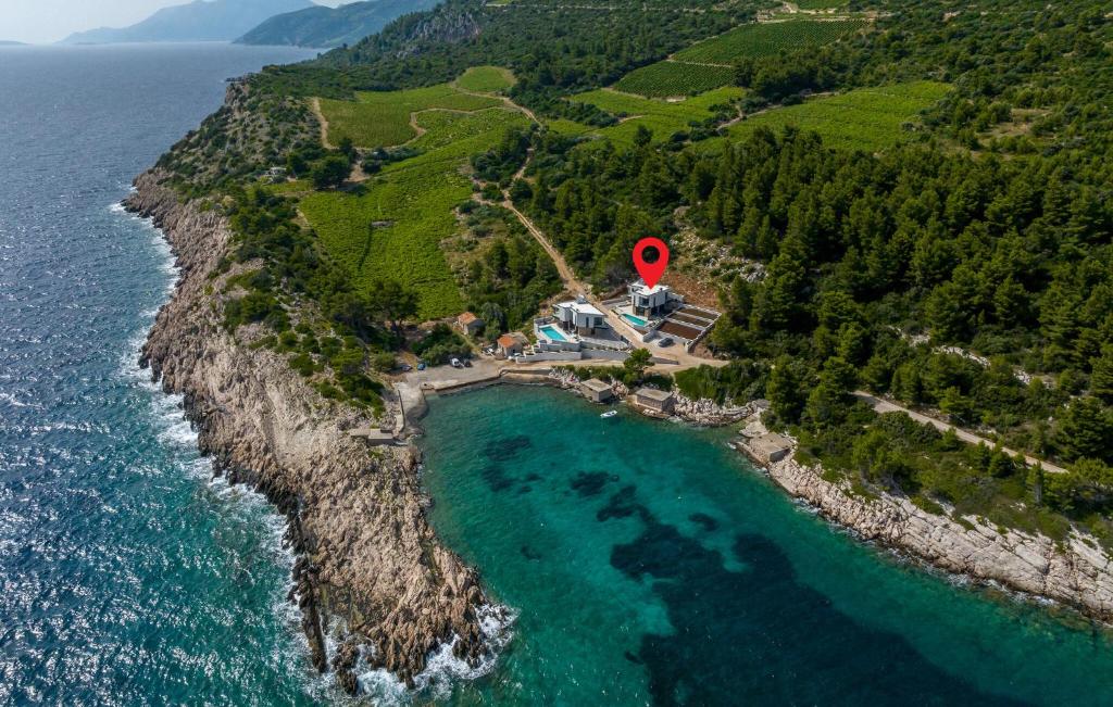 een luchtzicht op een eiland met een rode markering bij Luxurious Home In Dingac With Sauna in Gornji Dingač