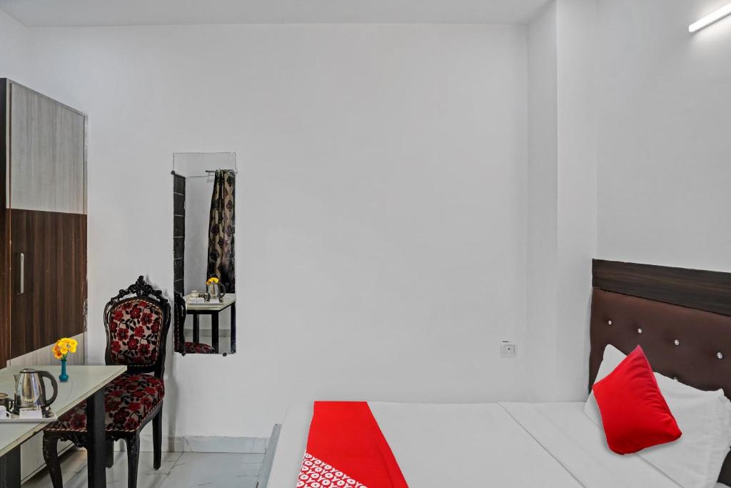 Postel nebo postele na pokoji v ubytování Hotel O New Signature near Iskcon Temple