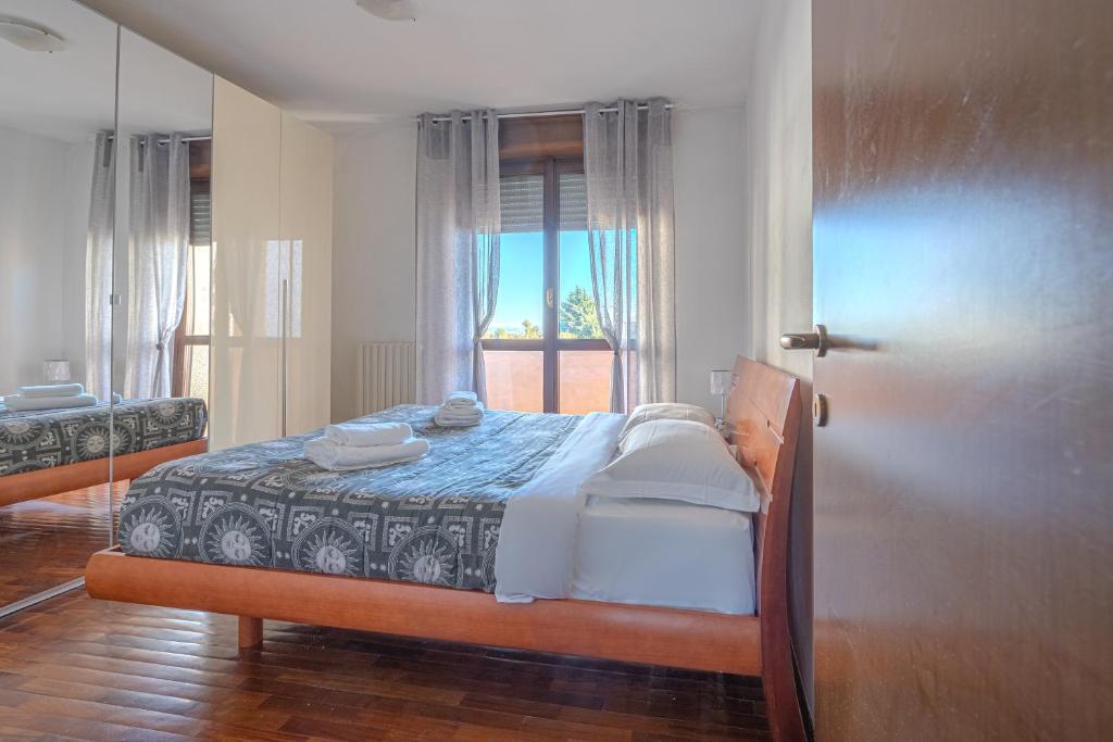 Un dormitorio con una cama y una ventana en Bontempi House, en Pioltello