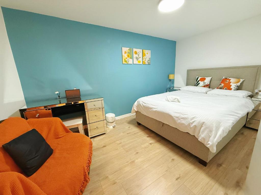 a bedroom with a bed and a blue wall at City Center Balcony by the Universities in Manchester