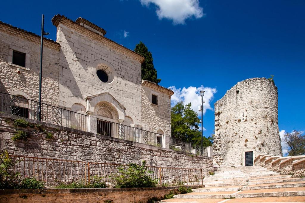 坎波巴索Dimora Paradiso的一座有两座塔楼和一些楼梯的建筑