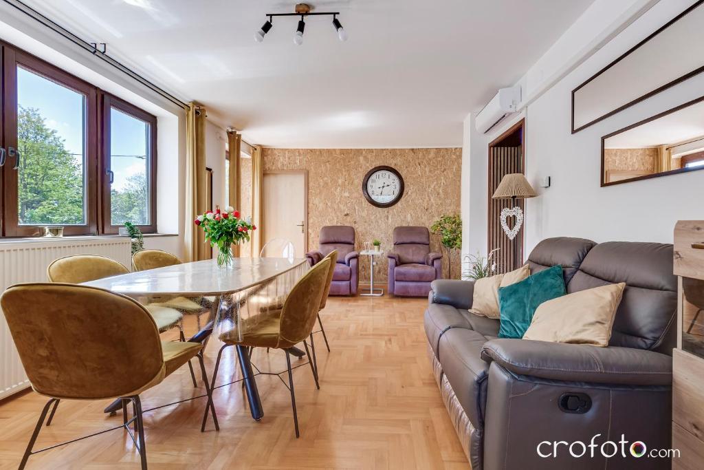 un soggiorno con un tavolo e un divano di Villa Mavi a Drežnik Grad