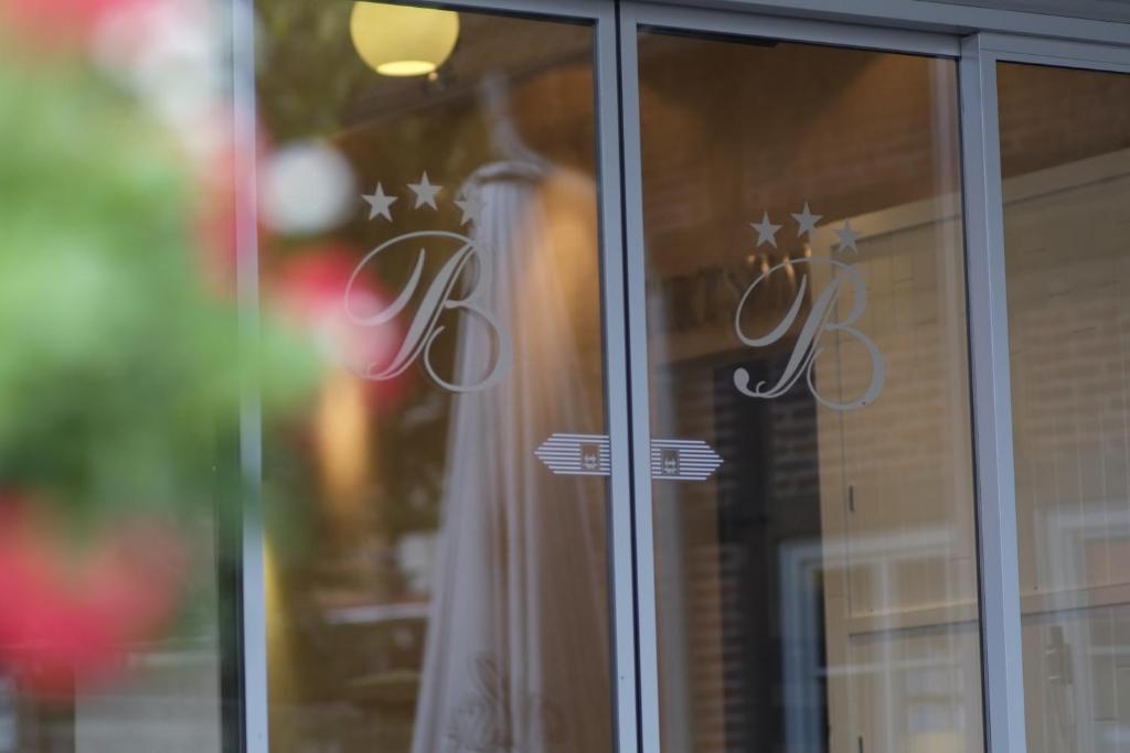 une fenêtre avec des étoiles sur le verre dans l'établissement Hotel Brunnenhof International, à Wedemark