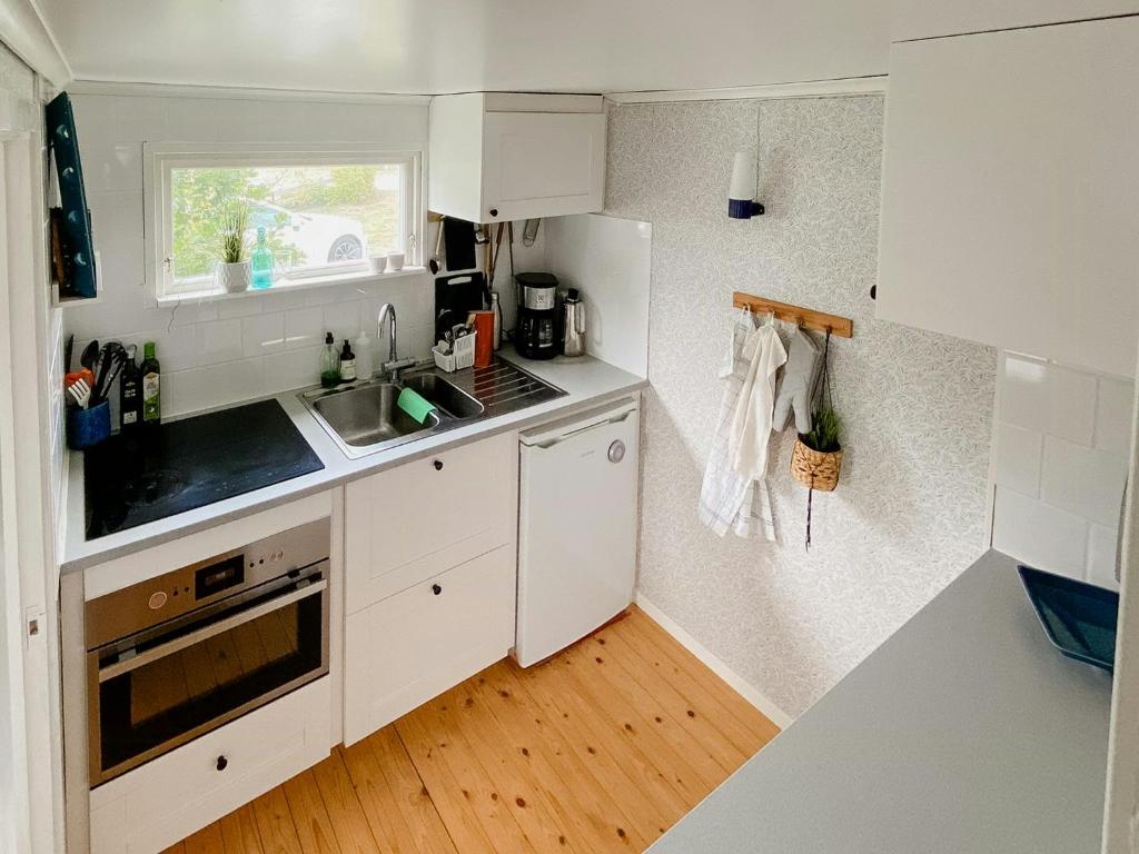 Nhà bếp/bếp nhỏ tại Cottage With Lake Vänern Views In Sjötorp