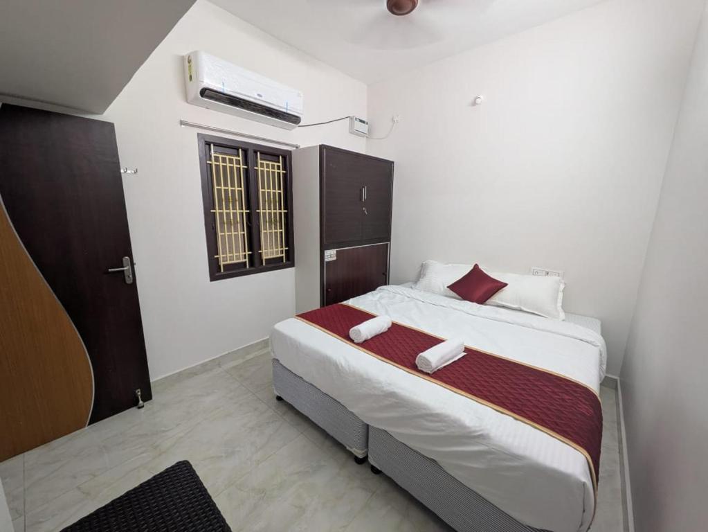 ein Schlafzimmer mit einem großen Bett in einem Zimmer in der Unterkunft Siva Sandhy Guset House in Tiruvannāmalai