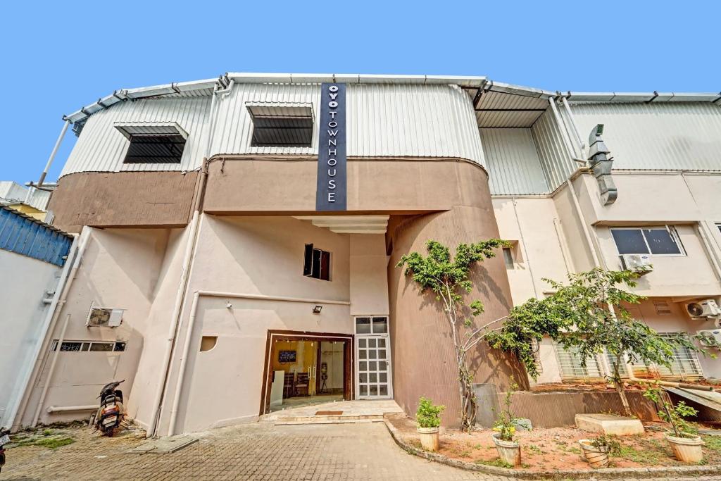 a building with a sign on the front of it at Collection O Yash Inn in Chennai