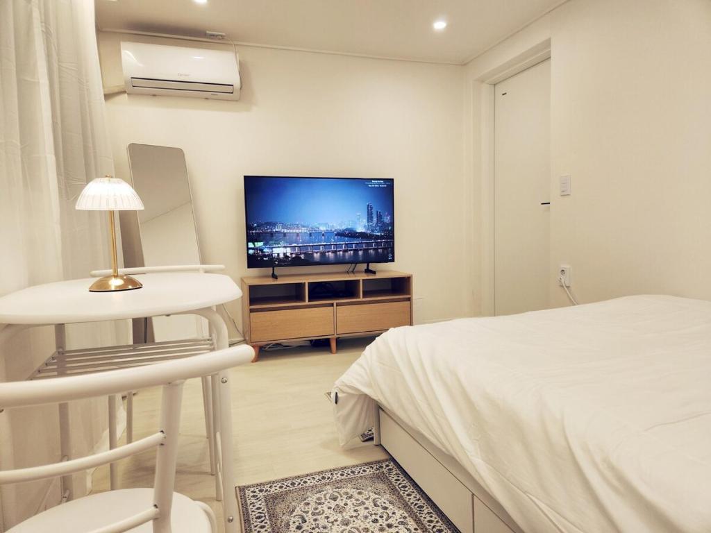 Clould 3 minutes from Hongik University Subway Station, 5 minutes from ...