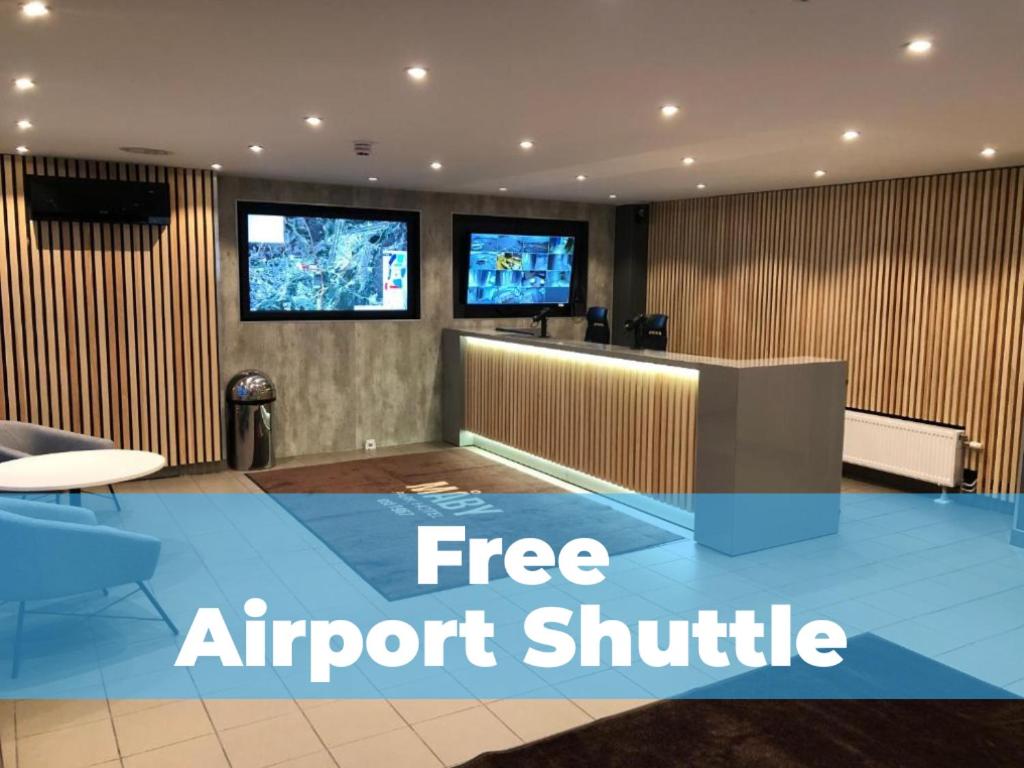 Um escritório vazio com os dizeres "transporte gratuito para o aeroporto". em Måby Park Hotel Arlanda em Arlanda