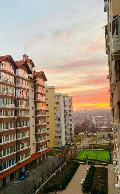 widok budynków na tle zachodu słońca w obiekcie Apartament w Kiszyniowie