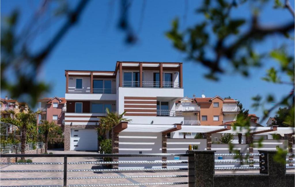 Tòa nhà nơi căn hộ tọa lạc