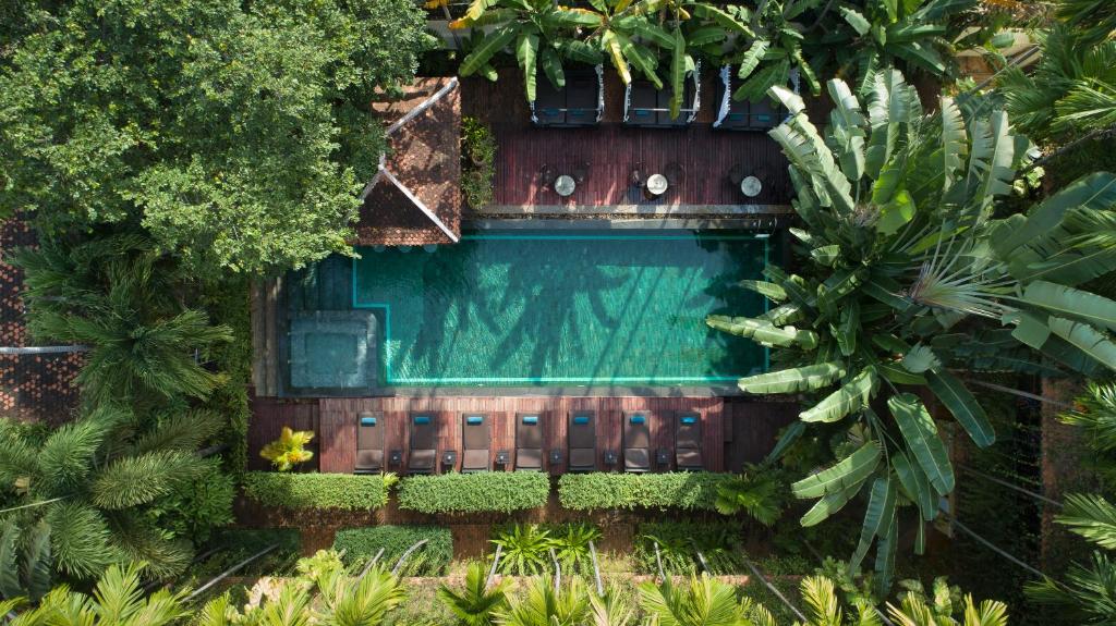 uma vista superior de uma piscina num jardim em Residence Indochine d'Angkor em Siem Reap