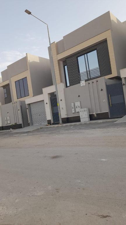 利雅德المعتلية的街道旁一栋有很多门的建筑