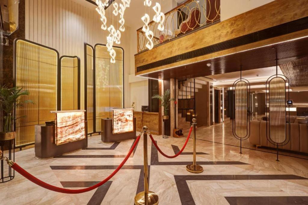 un vestíbulo con una cuerda roja en un edificio en Hotel Tyche Inn- Luxury in Central Delhi, Near Connaught Place & New Delhi Station, en Nueva Delhi