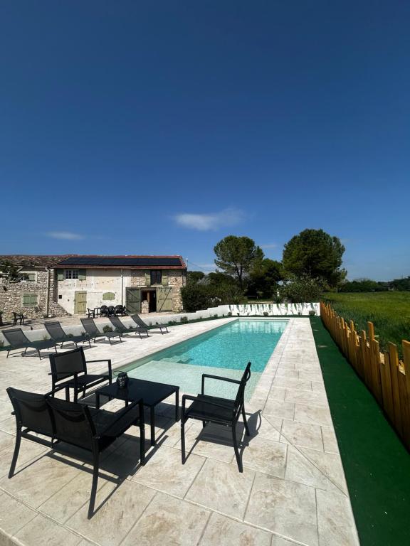 Bazén v ubytování Le Mas Jubilé nebo v jeho okolí