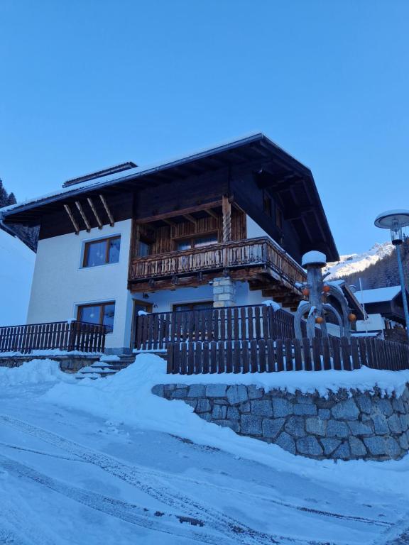 Το κτήριο όπου στεγάζεται  το διαμέρισμα