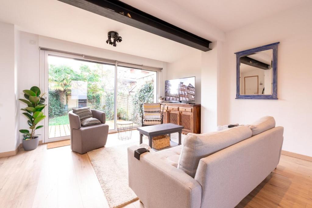Maison avec garage et jardin
