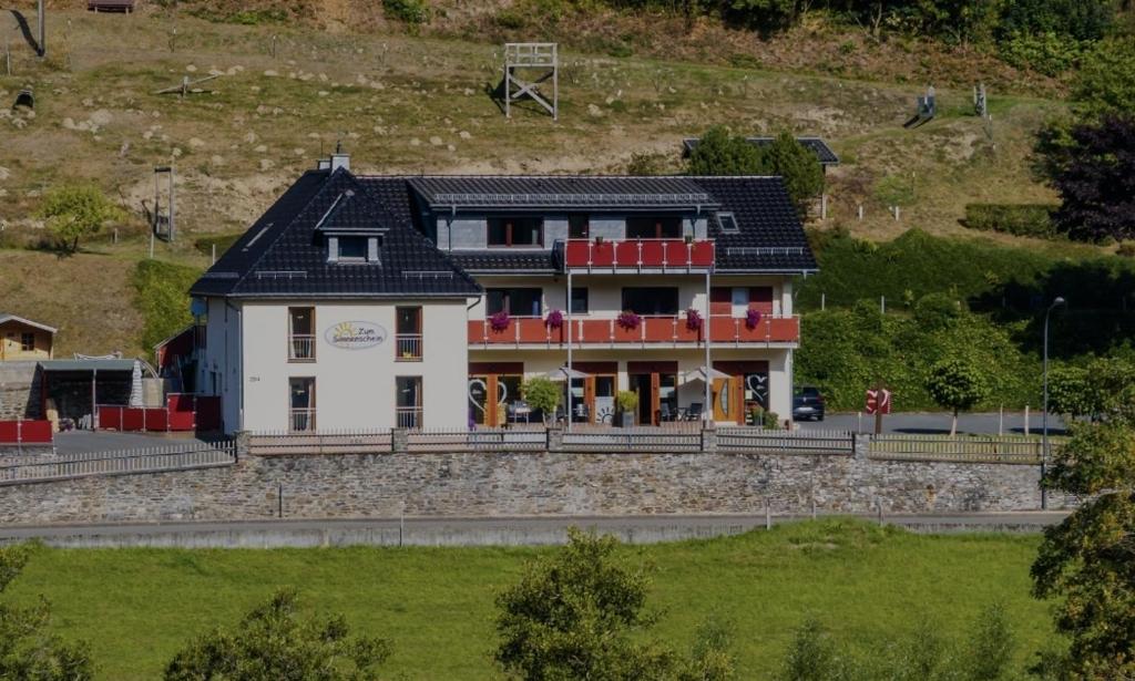 锡默拉特Fewo Zum Sonnenschein的山顶上的大房子