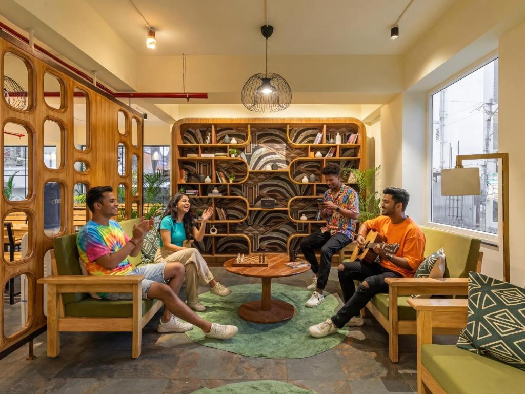 班加罗尔The Hosteller Bangalore, Marathahalli的一群人坐在房间里
