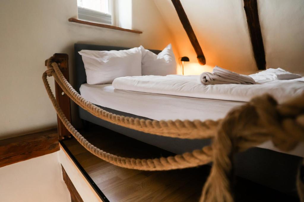 Postel nebo postele na pokoji v ubytování Lehm & Fachwerk Maisonette-Apartment - Claycation
