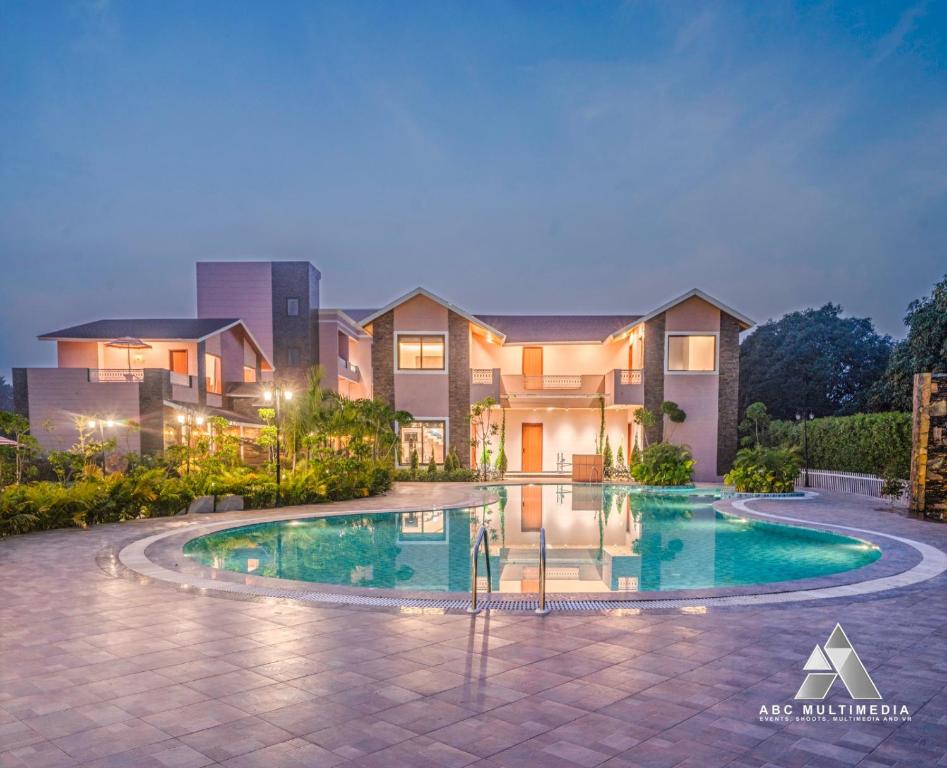 BelparāoThe Corbett Sapphire的一栋前面有游泳池的大房子