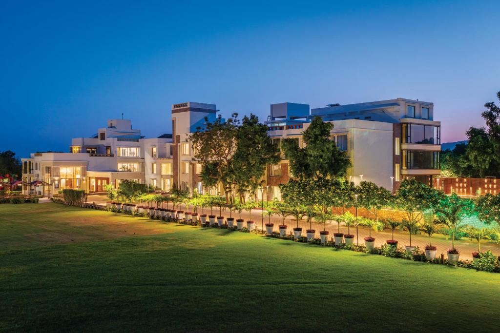 Jardí fora de Lariya Resort