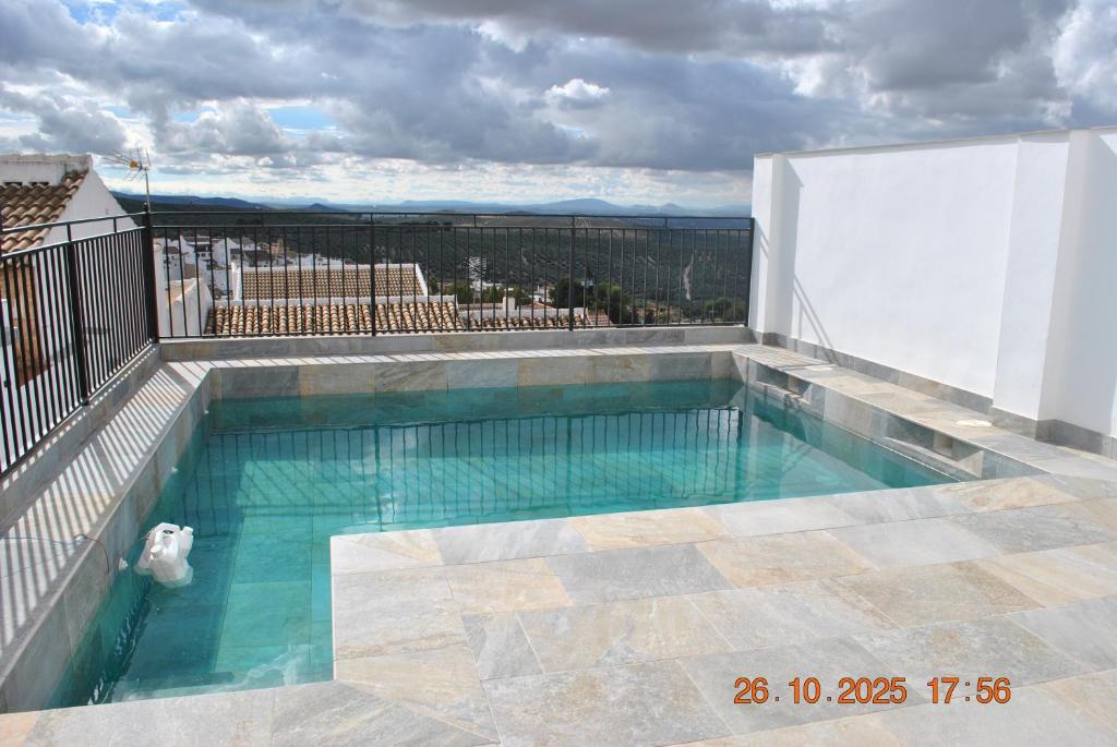 una piscina sul balcone di una casa di Casa Romo 2 a Rute